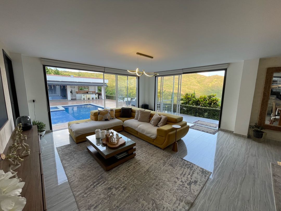 SE VENDE LUJOSA CASA CAMPESTRE EN DAPA