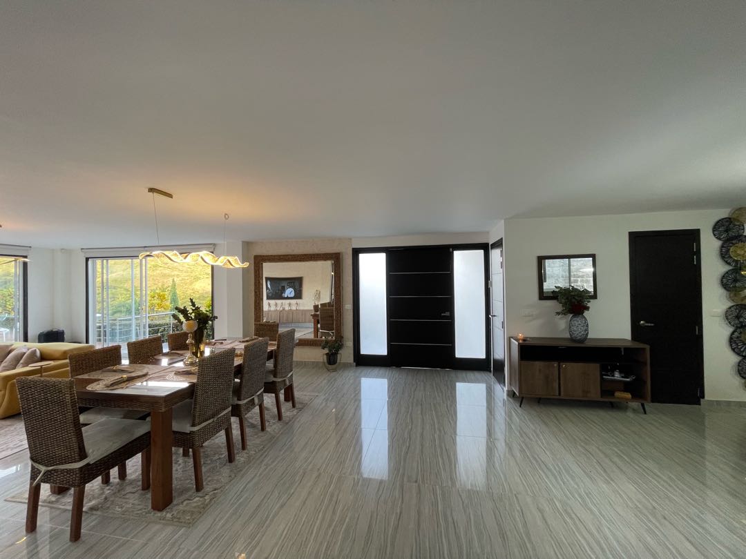 SE VENDE LUJOSA CASA CAMPESTRE EN DAPA