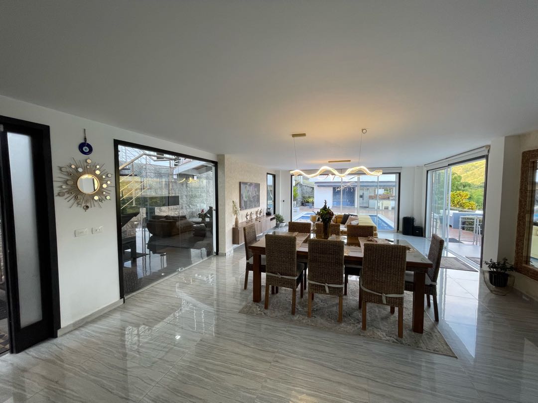 SE VENDE LUJOSA CASA CAMPESTRE EN DAPA