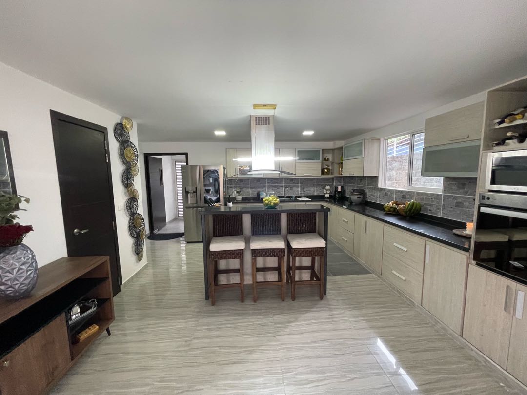 SE VENDE LUJOSA CASA CAMPESTRE EN DAPA