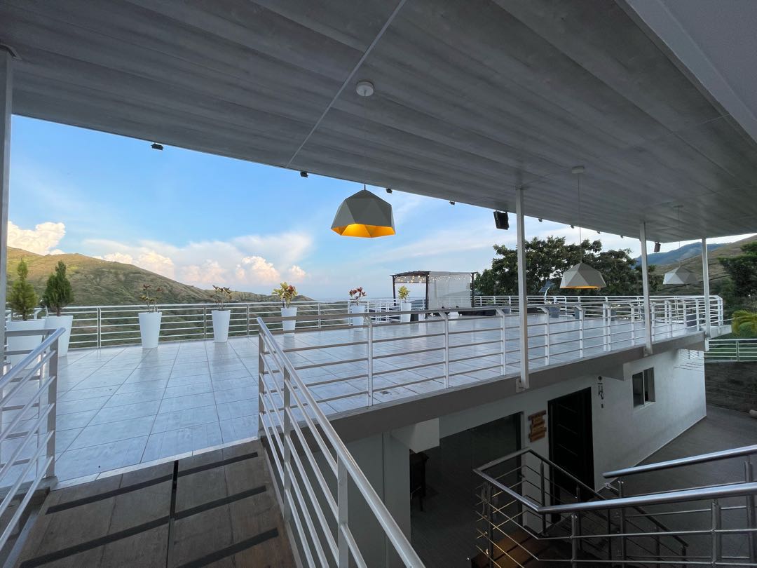 SE VENDE LUJOSA CASA CAMPESTRE EN DAPA