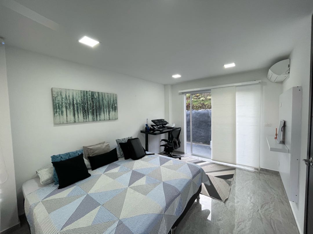 SE VENDE LUJOSA CASA CAMPESTRE EN DAPA