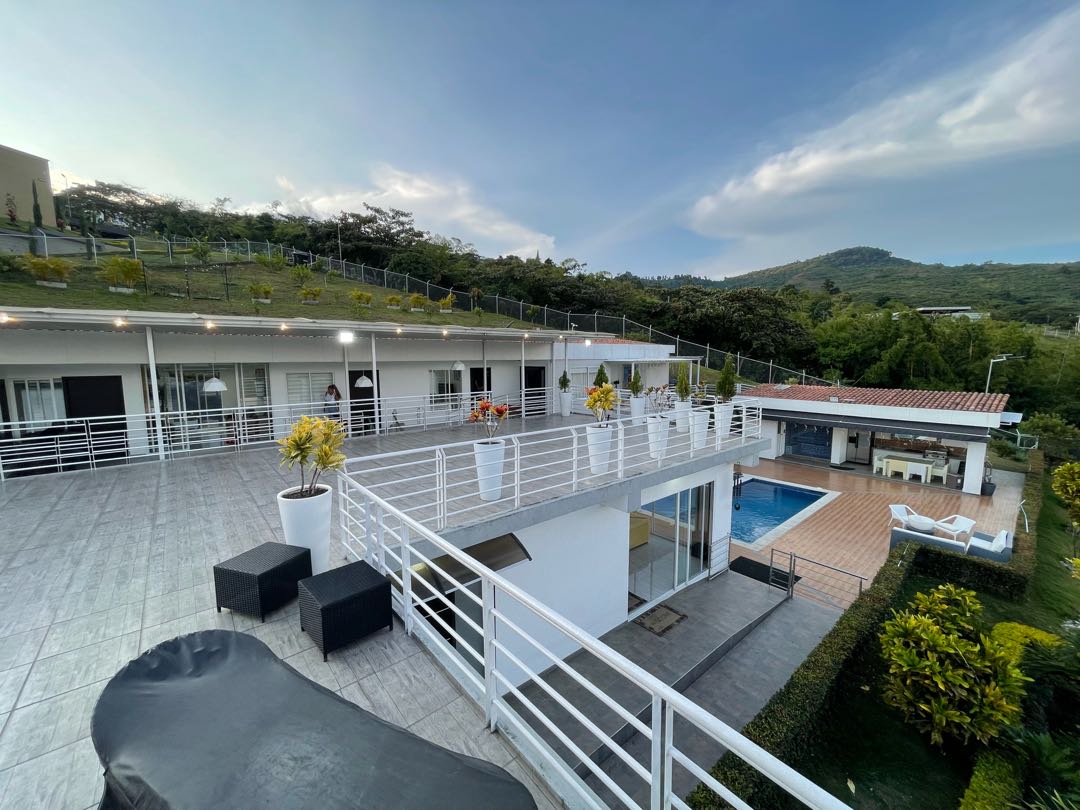 SE VENDE LUJOSA CASA CAMPESTRE EN DAPA