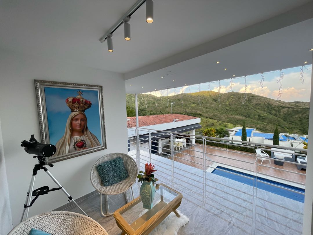 SE VENDE LUJOSA CASA CAMPESTRE EN DAPA