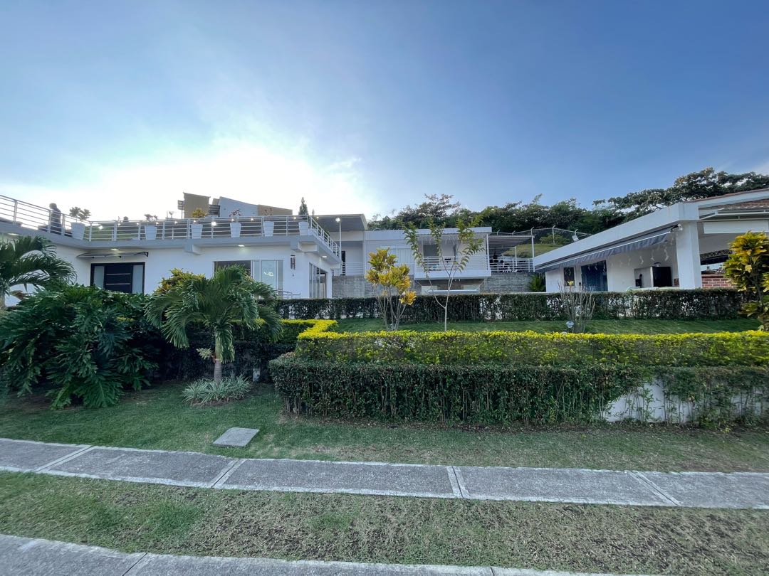 SE VENDE LUJOSA CASA CAMPESTRE EN DAPA