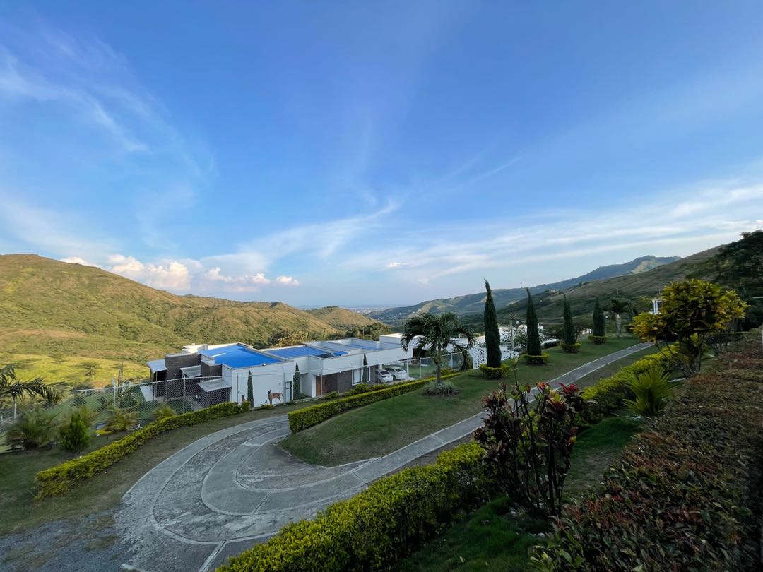 SE VENDE LUJOSA CASA CAMPESTRE EN DAPA