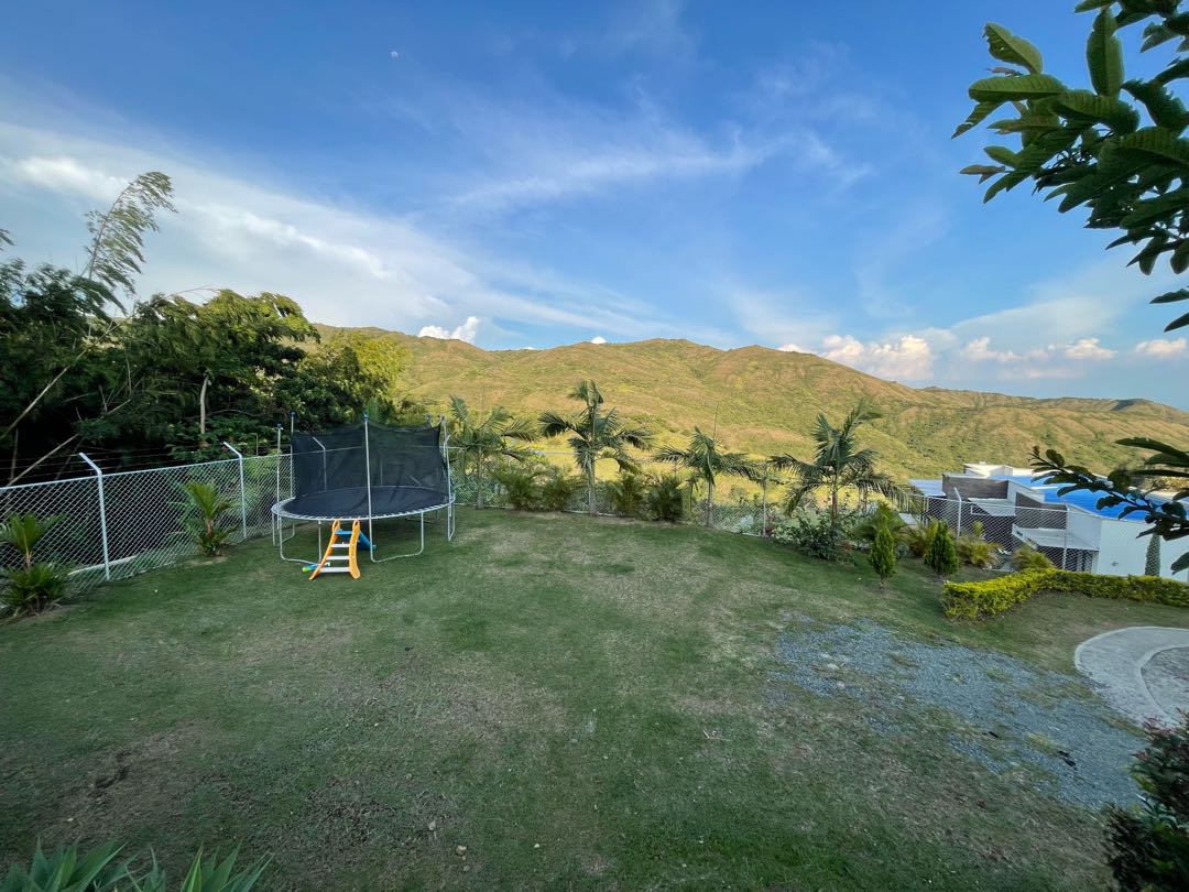 SE VENDE LUJOSA CASA CAMPESTRE EN DAPA