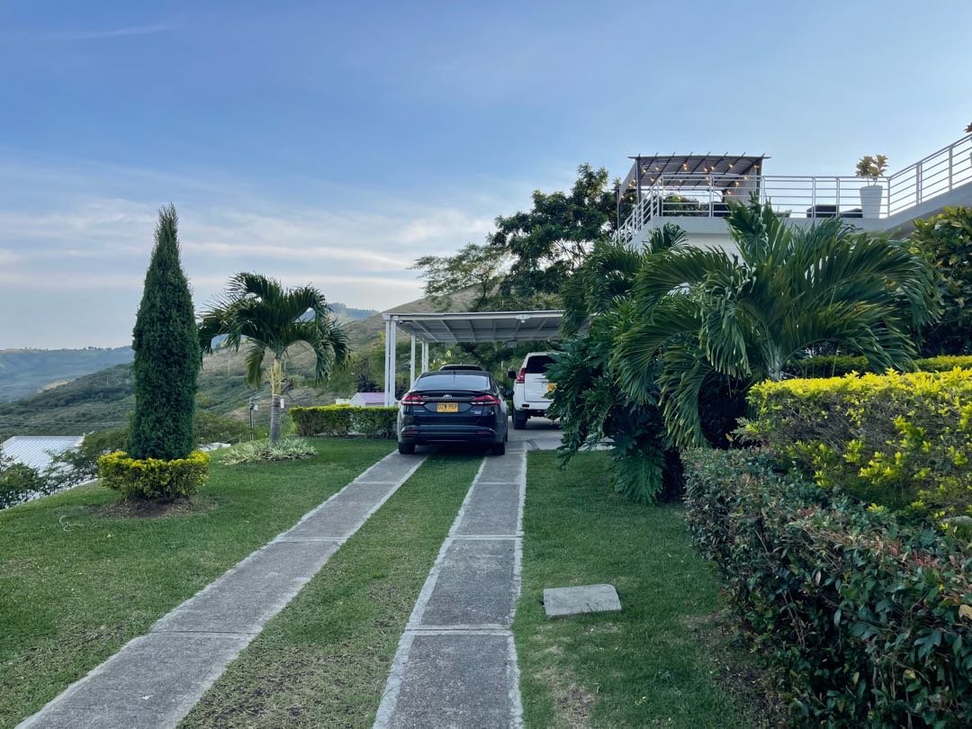 SE VENDE LUJOSA CASA CAMPESTRE EN DAPA