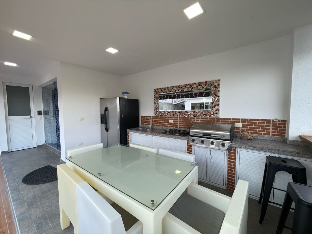 SE VENDE LUJOSA CASA CAMPESTRE EN DAPA