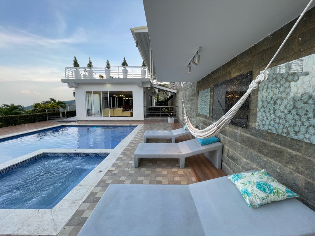 SE VENDE LUJOSA CASA CAMPESTRE EN DAPA