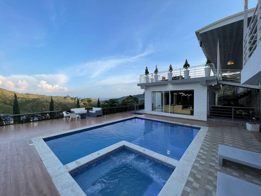 SE VENDE LUJOSA CASA CAMPESTRE EN DAPA