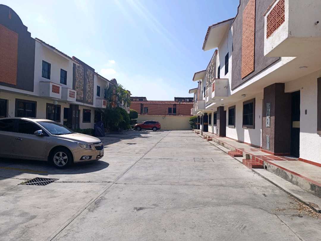 Thownhouse en Venta Naguanagua Urb.Tazajal DS-9756105 - Foto 2