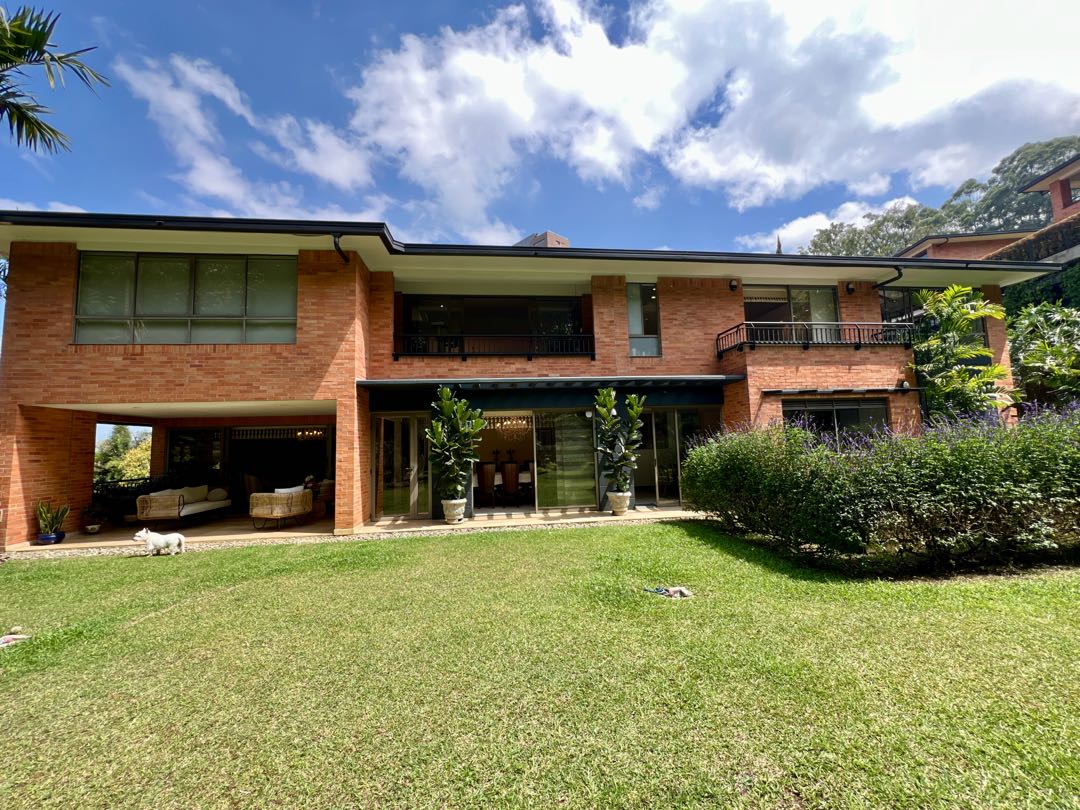 VENDO CASA EN LA COLA DEL ZORRO. EL POBLADO.MUY CERCA U. CES