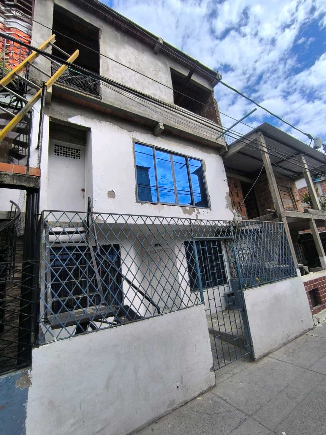 Vendo casa en el barrio Desepaz (PASAJE)