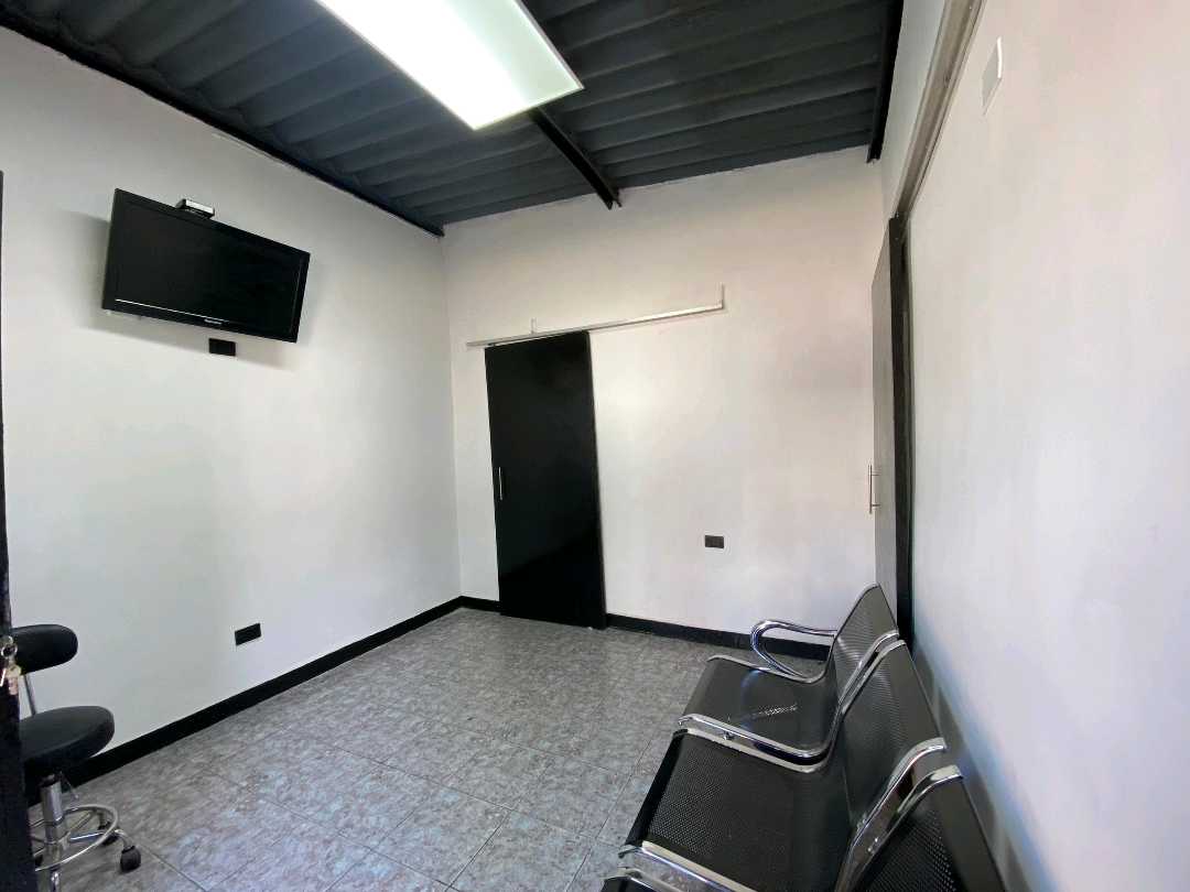 Casa en venta Naguanagua Rivas Dávila c/c Av universidad HV-9775012 - Foto 2