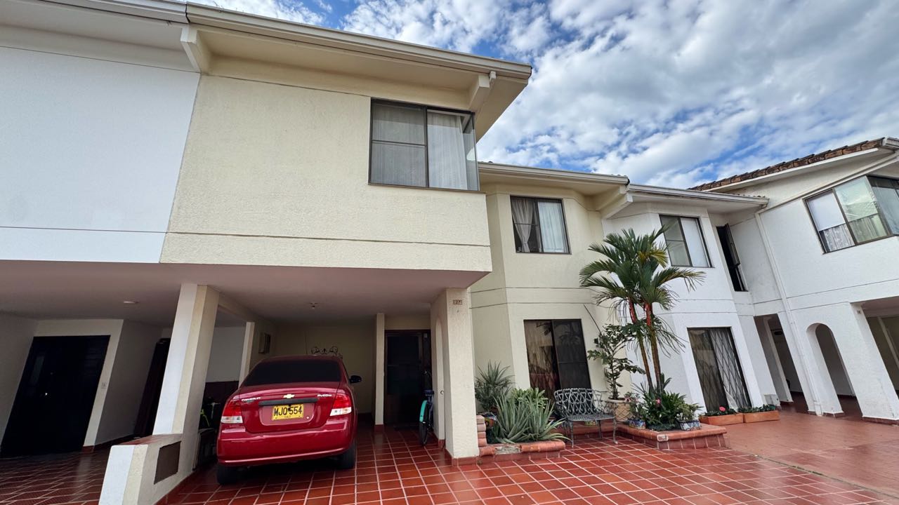 VENDO CASA QUINTAS DE DON SIMON 136m2 2 Niveles