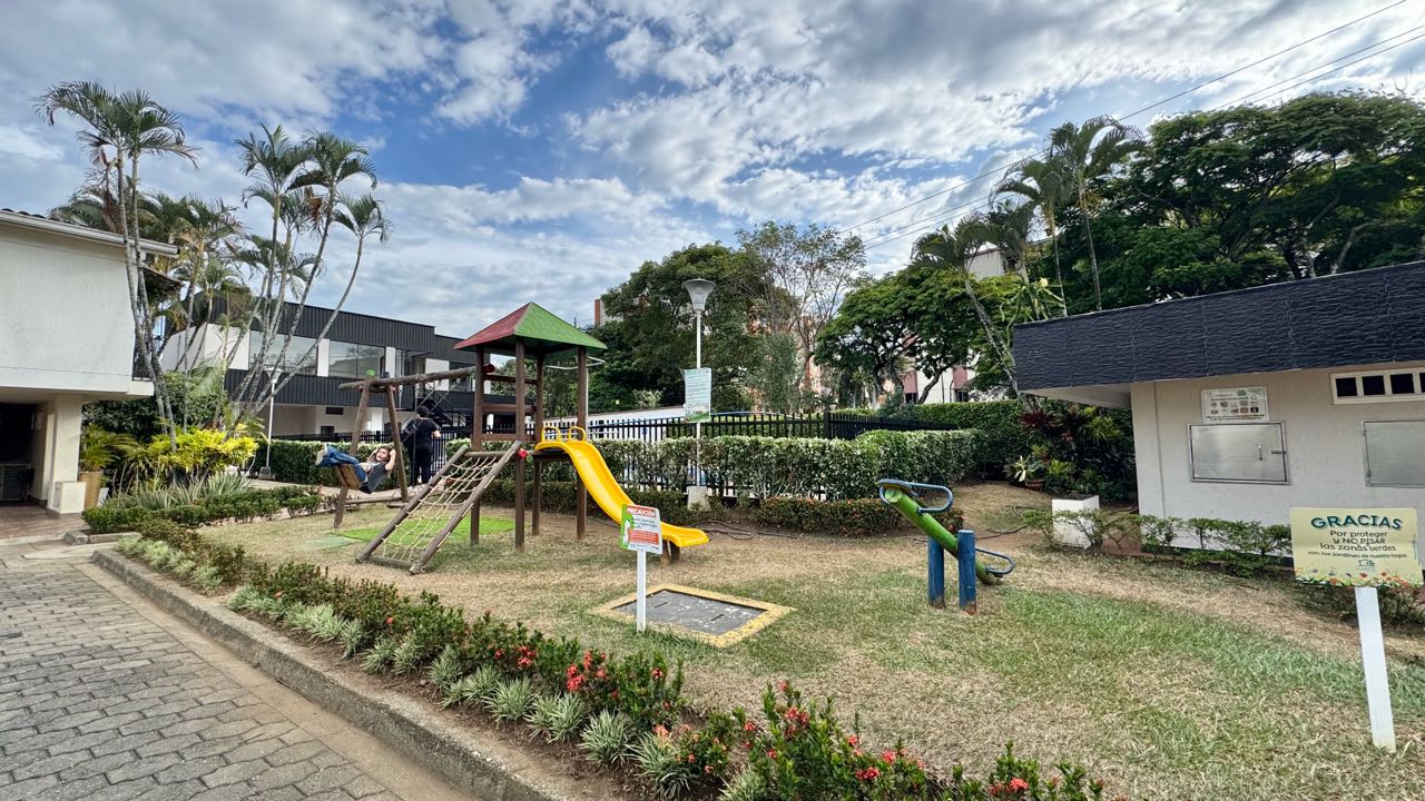 VENDO CASA QUINTAS DE DON SIMON 136m2 2 Niveles