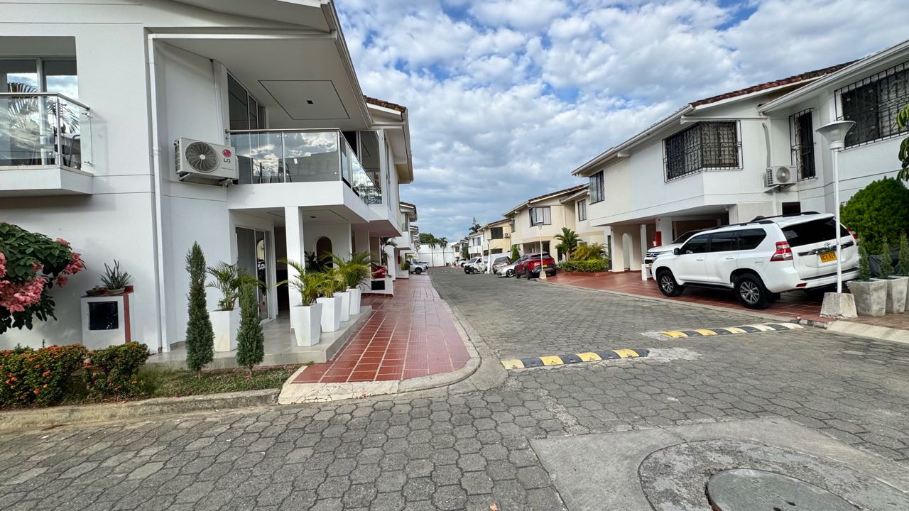 VENDO CASA QUINTAS DE DON SIMON 136m2 2 Niveles