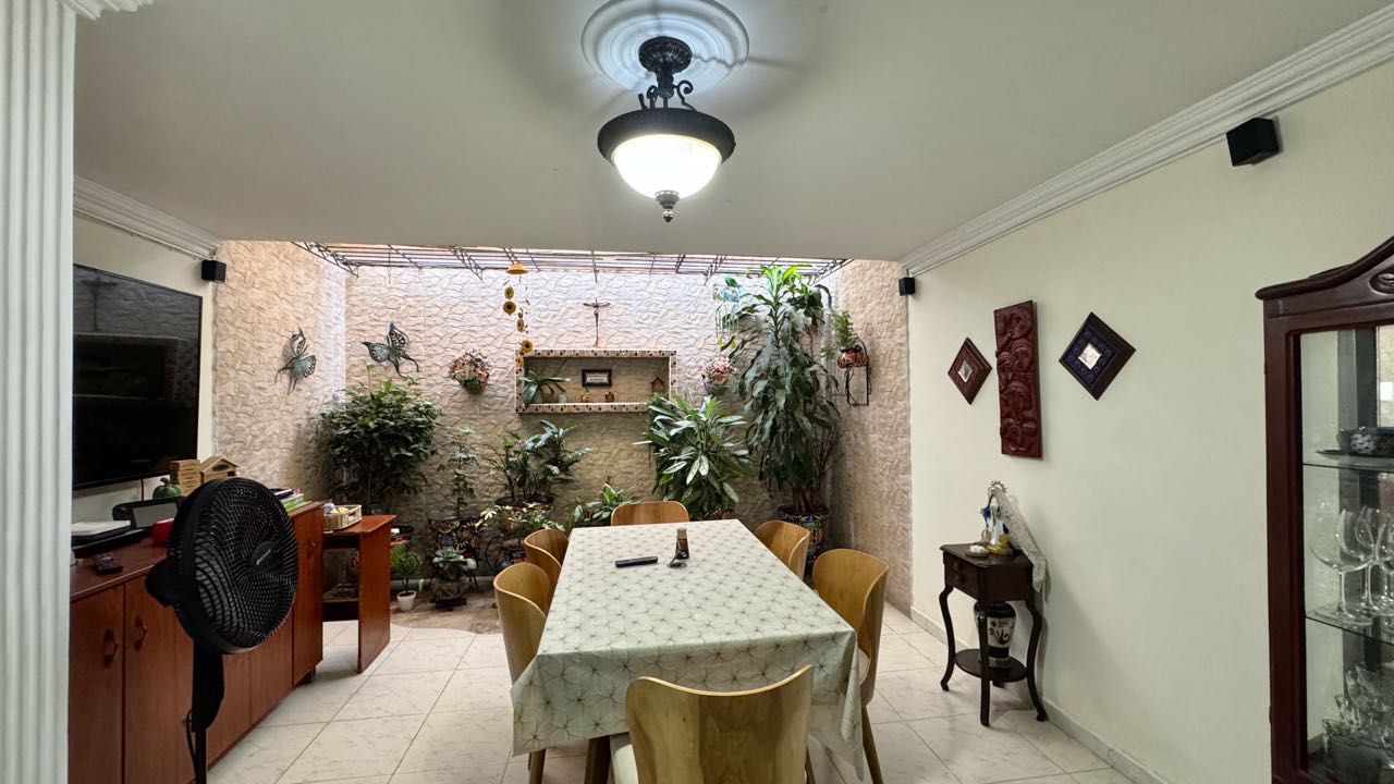 VENDO CASA QUINTAS DE DON SIMON 136m2 2 Niveles