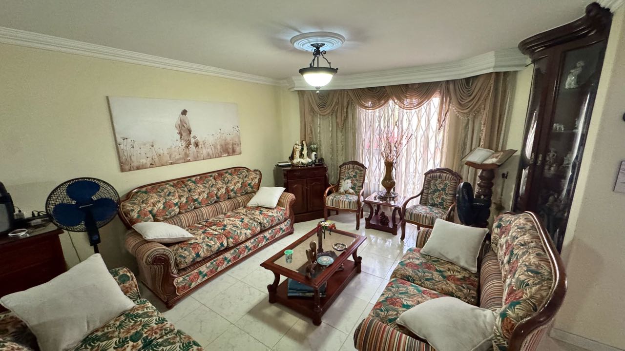 VENDO CASA QUINTAS DE DON SIMON 136m2 2 Niveles