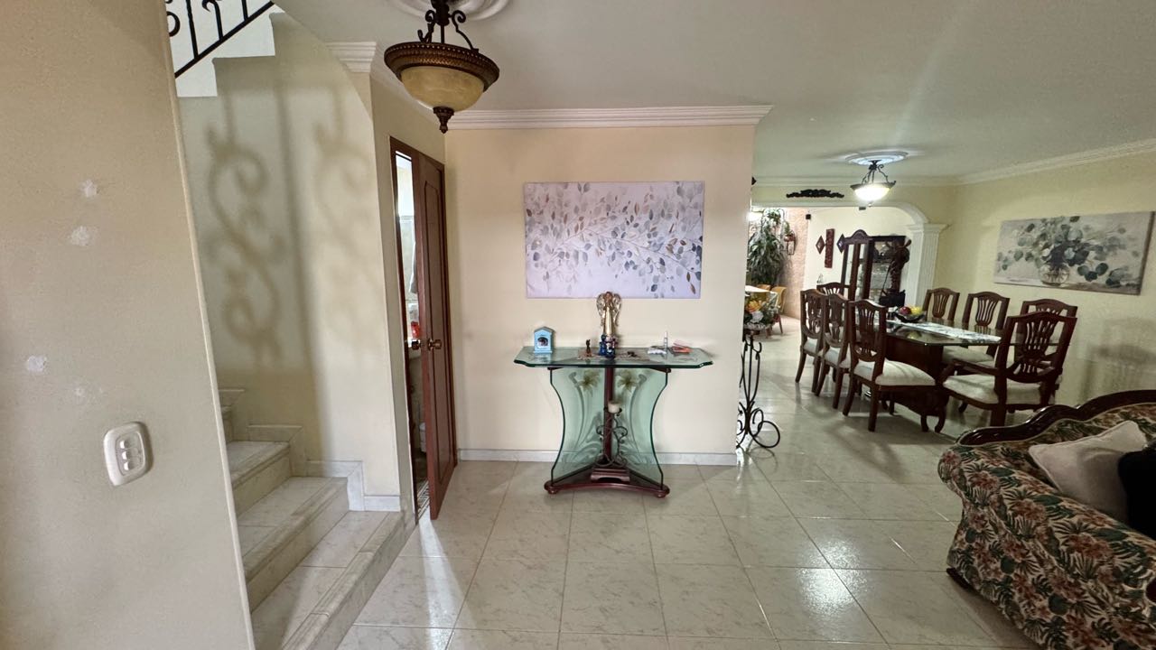 VENDO CASA QUINTAS DE DON SIMON 136m2 2 Niveles