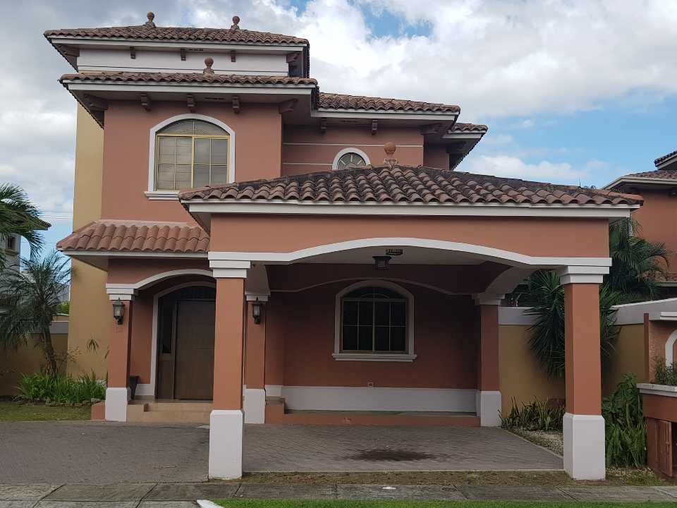 Sea Confiable Vende hermosa casa El Doral, Costa Sur