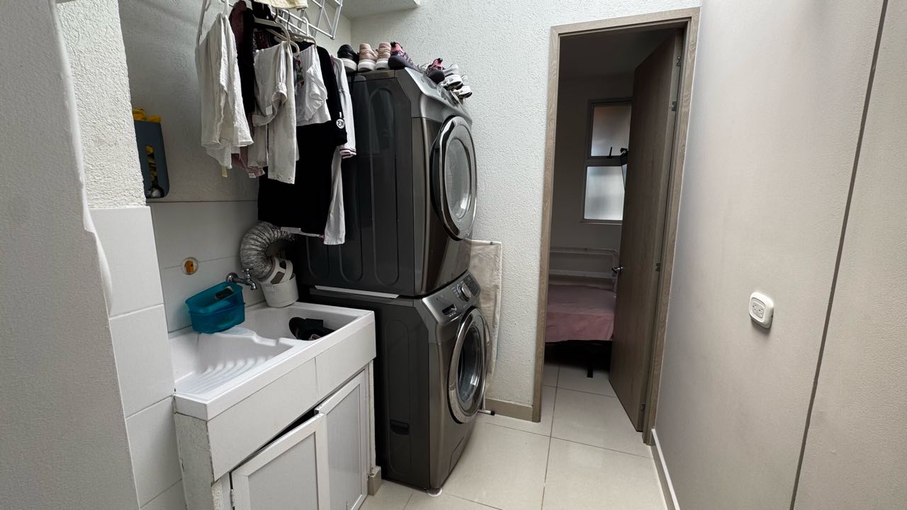 VENDO HERMOSA CASA EN ALFAGUARA CASATERRA 201m2