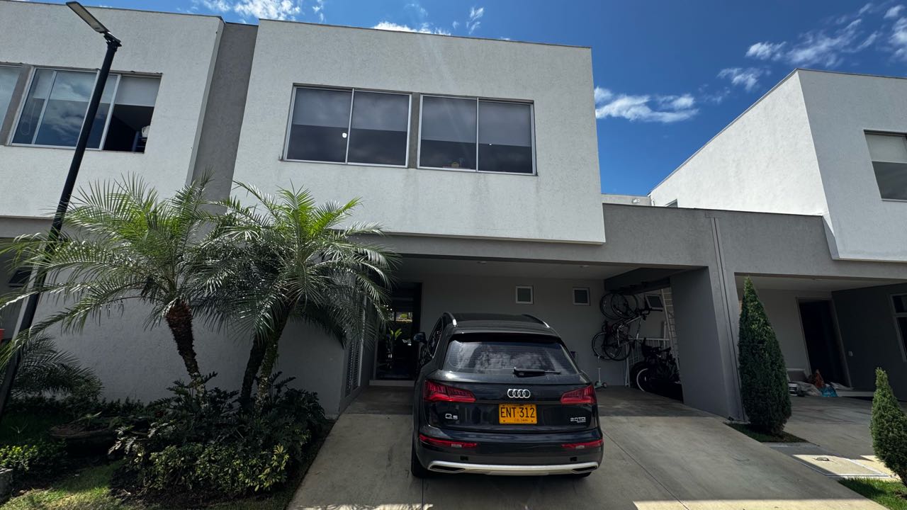 VENDO HERMOSA CASA EN ALFAGUARA CASATERRA 201m2