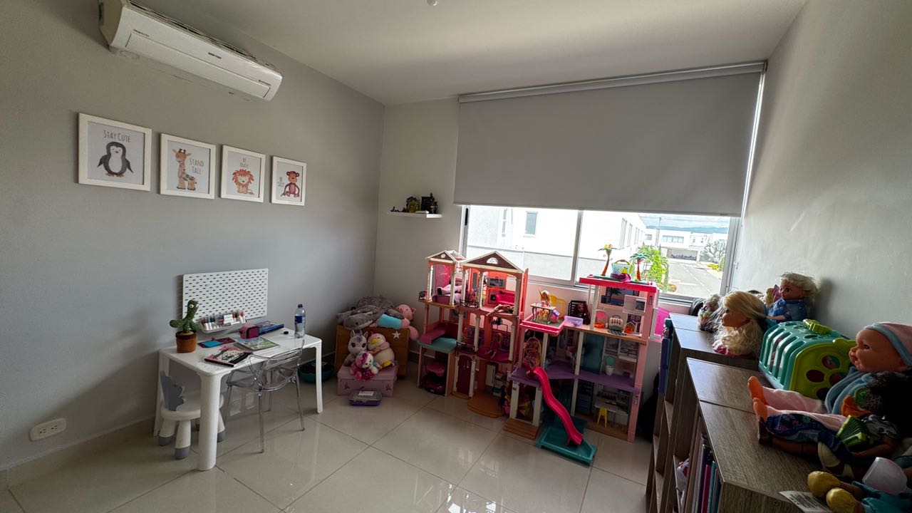 VENDO HERMOSA CASA EN ALFAGUARA CASATERRA 201m2