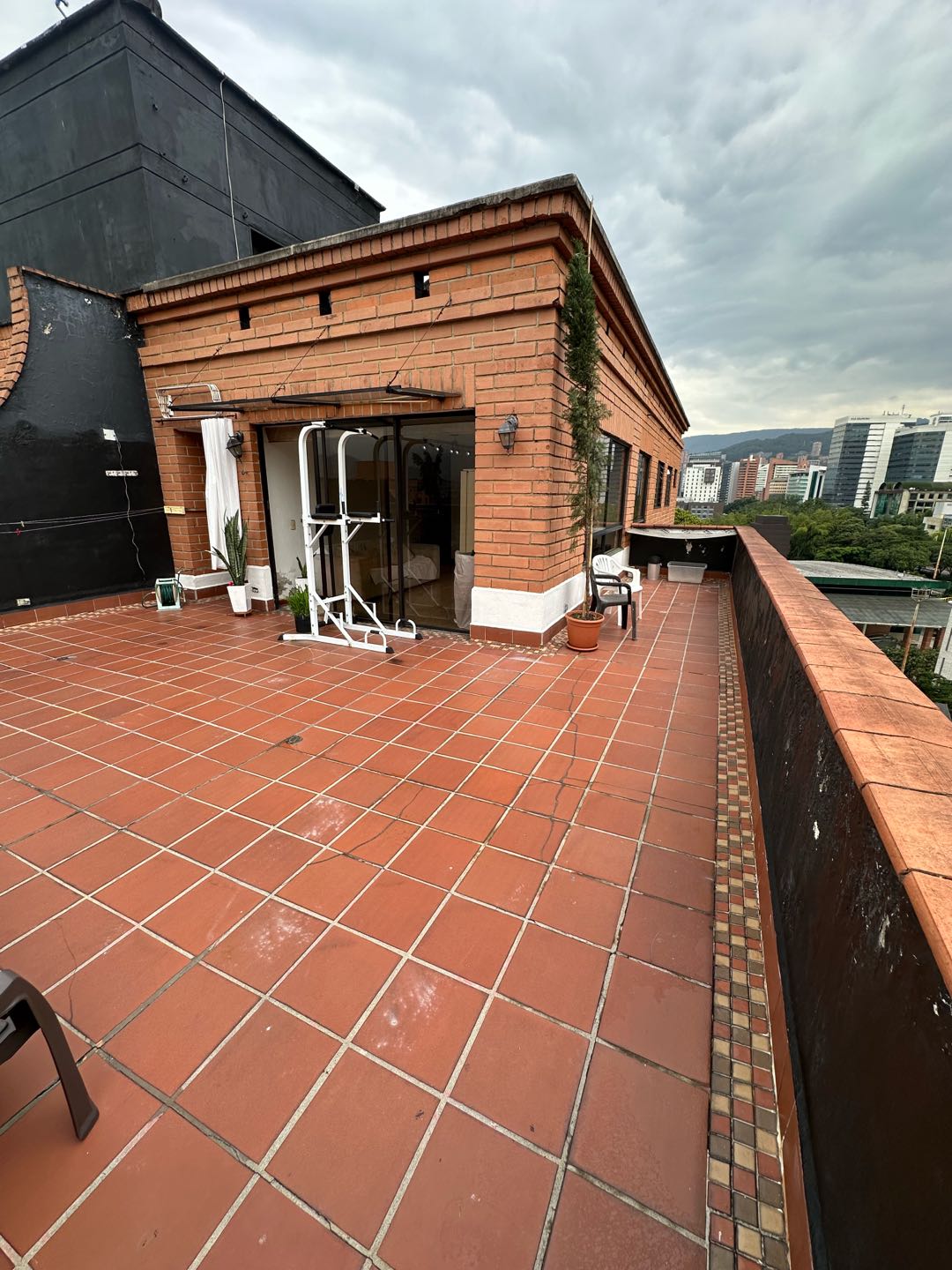 Vendo Penthouse con terraza en L en Milla de Oro 228 m² para remodelar — foto 2 de 20