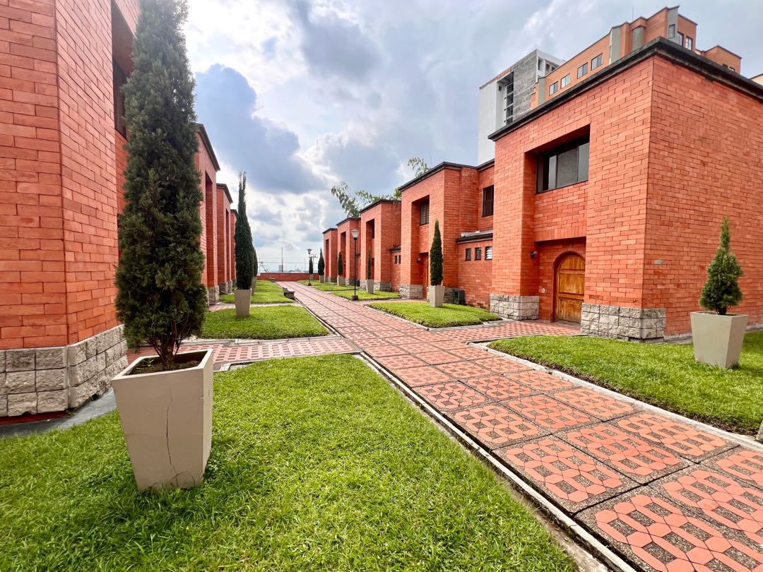 VENTA AMPLIA CASA ESQUINERA CONJUNTO CERRADO PINARES PEREIRA