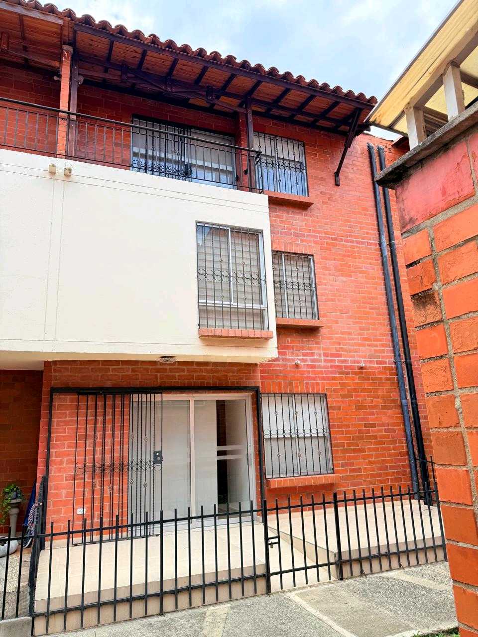 VENTA CASA 3 PISOS EN LA HACIENDA - MANZANA 15