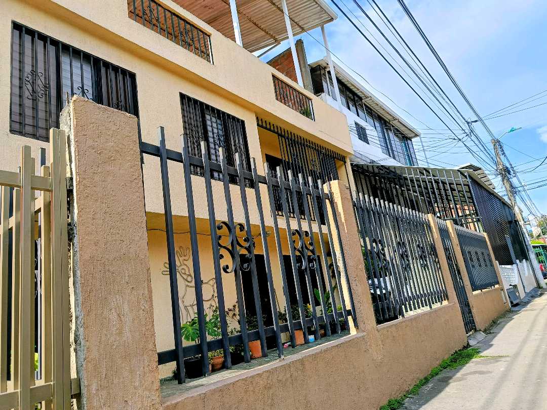 VENTA CASA BIFAMILIAR NORTE SALOMIA AMB