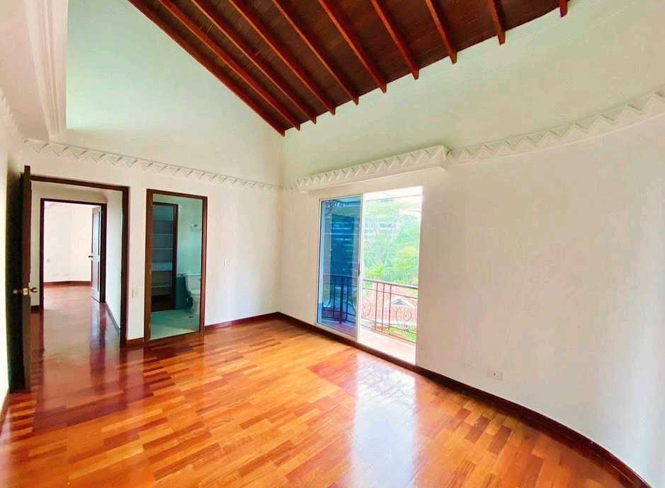 Venta casa cerca a las Palmas y transversal superior