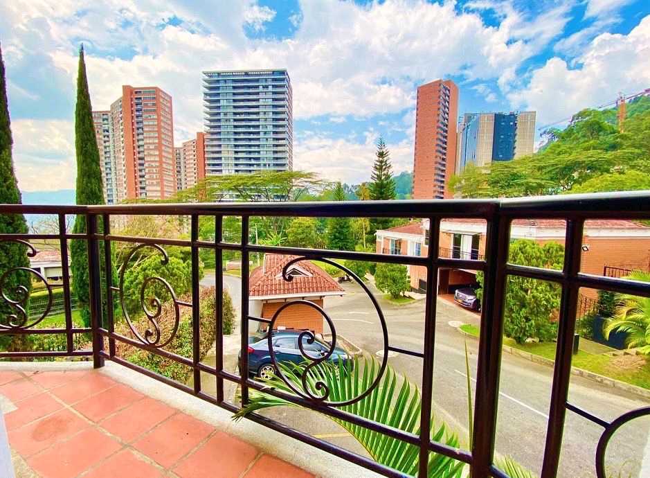 Venta casa cerca a las Palmas y transversal superior