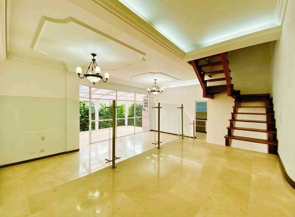 Venta casa cerca a las Palmas y transversal superior