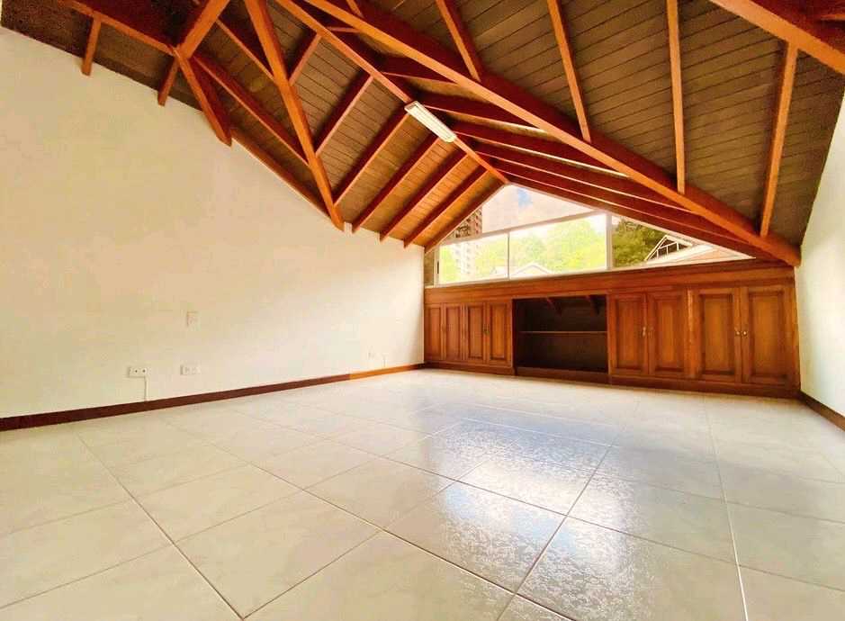 Venta casa cerca a las Palmas y transversal superior