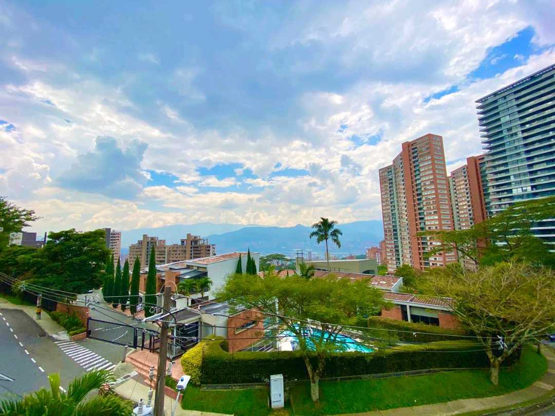 Venta casa cerca a las Palmas y transversal superior