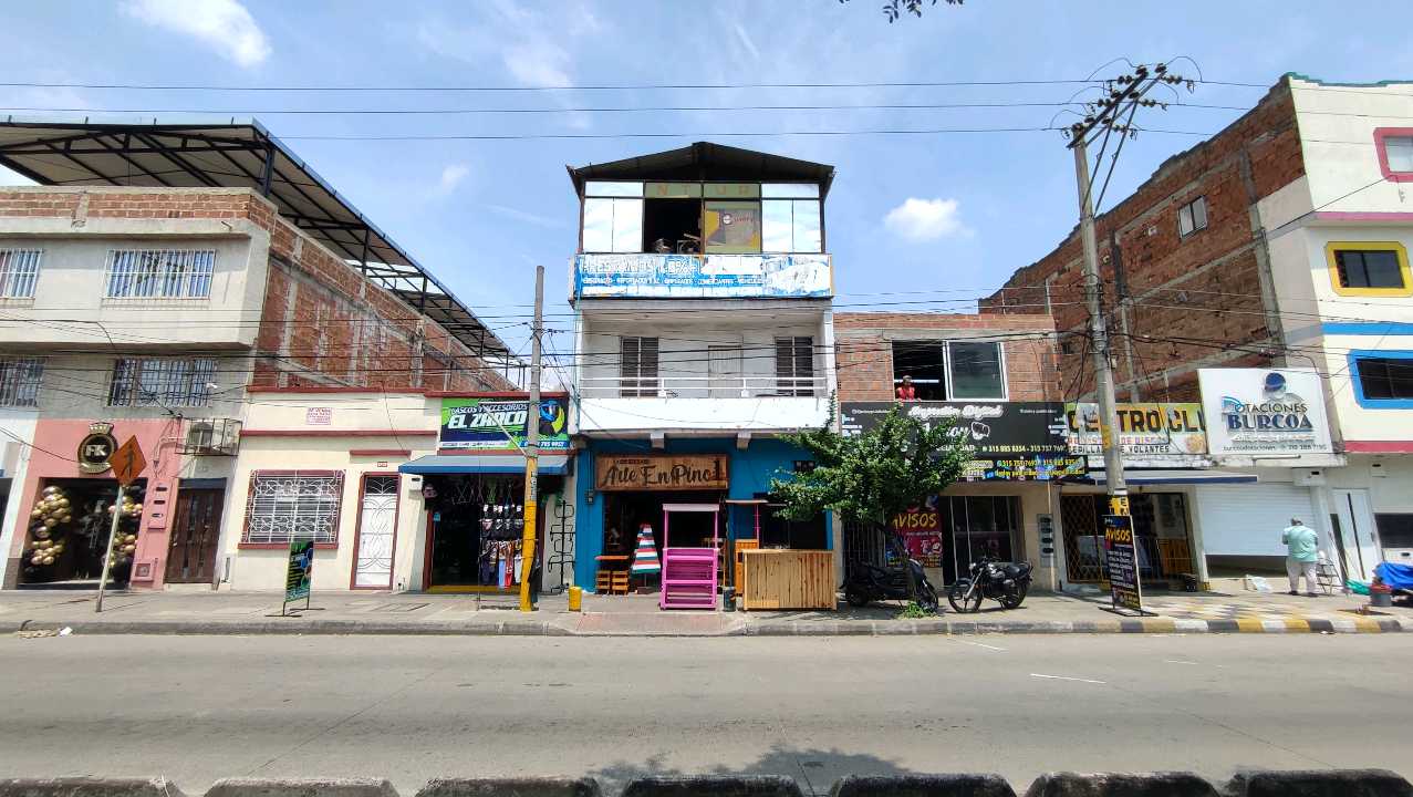 VENTA CASA COMERCIAL DE PISOS INDEPENDIENTES SOBRE LA CRA 15 (101M2)