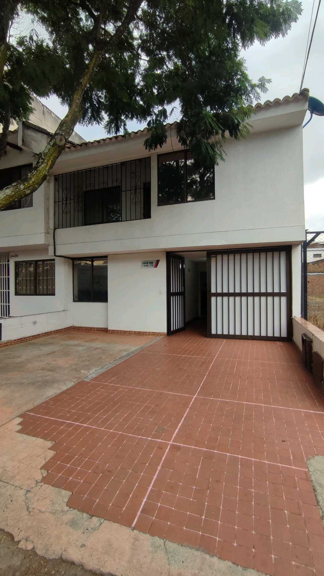 VENTA DE CASA EN LA FLORA - CERCA DEL EXITO - DCTOS AL DIA