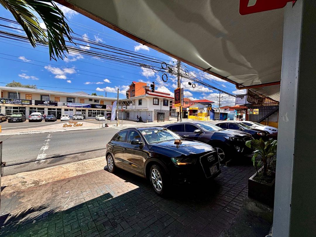 VENTA DE EDIFICIO CON 6 LOCALES. COMERCIALES Y 1 APARTAMENTO, HEREDIA