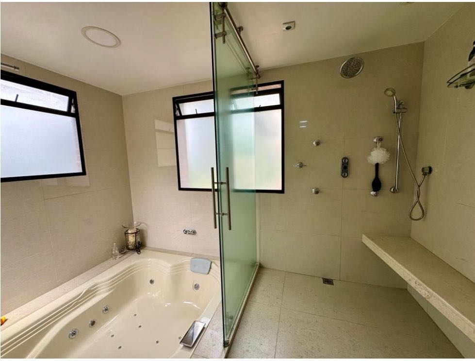 Venta en el poblado, hermosa casa con piscina privada en Medellín☘️