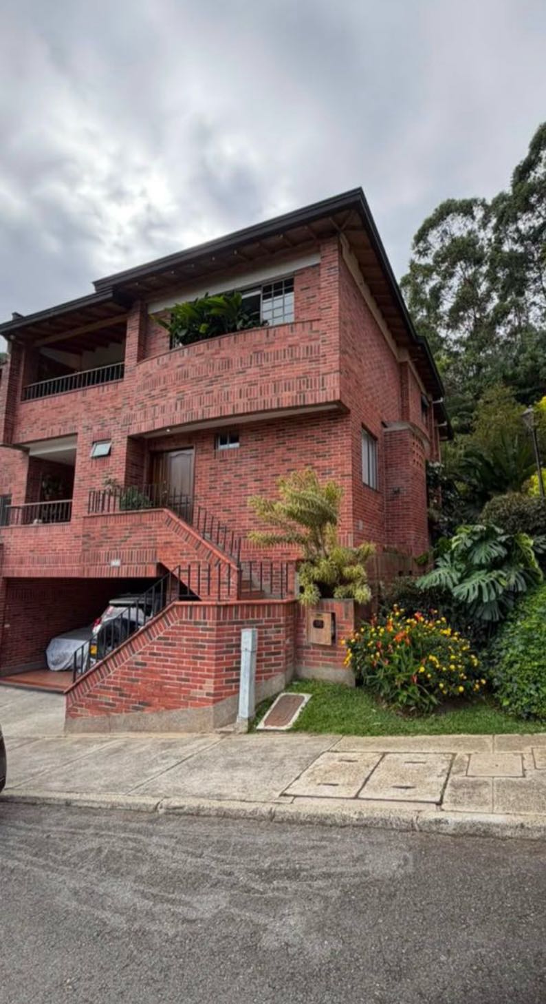 VENTA ESPECTACULAR CASA EN ALTOS DEL POBLADO