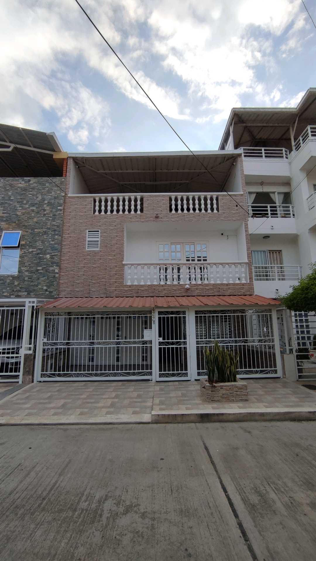 VENTA-CASA-3 PISOS-PALMIRA-ALTAMIRA