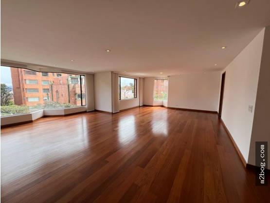 Apartamento de 3 alcobas en venta en Los Rosales, Bogotá, 233 m² · foto 18 de 18