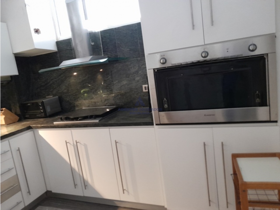 Vendo casa de 3 niveles 690m2 El Cuji-San Antonio 8170