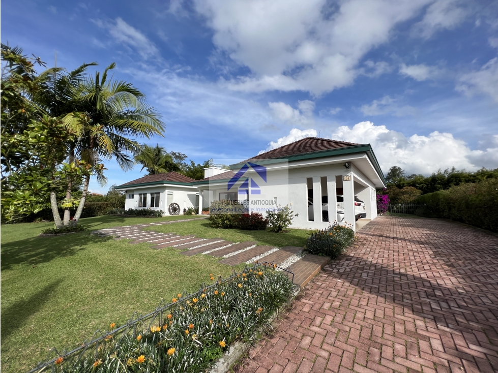 Casa un nivel espacios abiertos jardines cerca al Club LLanogrande