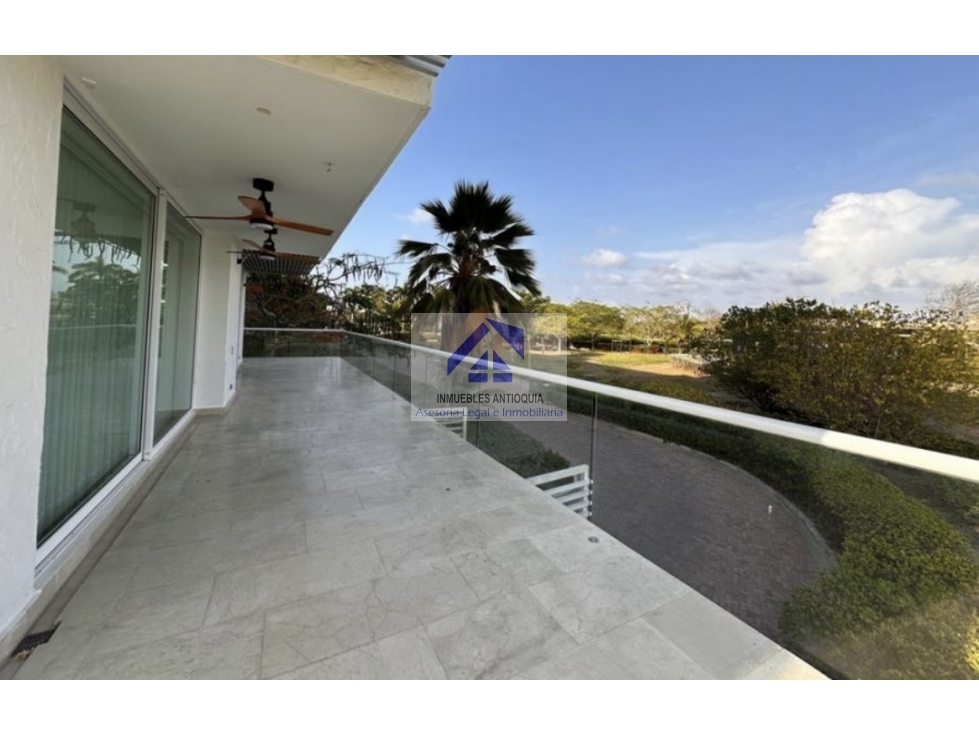 Apartamento en condominio exclusivo con terraza y jacuzzi