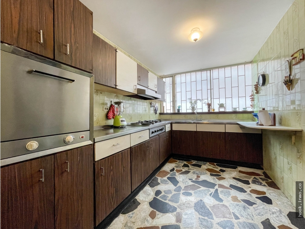 Venta apto para remodelar en Chicó edificio clásico