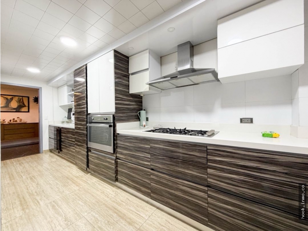 Se vende apartamento remodelado con terraza en Santa Bibiana